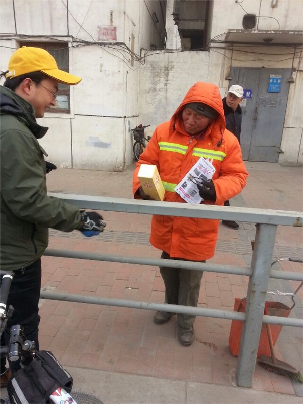 杯皇水杯，寒冬給環(huán)衛(wèi)工人送溫暖啦~~正能量求轉(zhuǎn)發(fā)